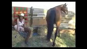 คนอยากเย็ดกับม้า พยายบามตกเบ็ดเกี่ยวหีให้ม้าเงี่ยนxxx แหกหีรูอย่างโบ๋ โป๊แนวแปลกอีกแล้ว คอบ้ากามต้องดู