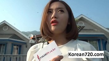 หนังxxxเย็ดนักข่าวเกาหลี สัมภาษณ์อยู่ดีดีเจอคนมือไวล้วงจนเงี่ยนจบที่เย็ดสดคาเตียงส่ายหีส่ายเอวไวไว