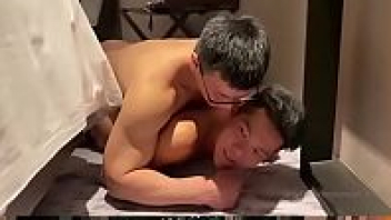Gay Porn ดูหนังเกย์จีนเย็ดกัน หนุ่มแว่นรุกหนัก จู่โจมจับเพื่อนเย็ดตูด เงี่ยนจัดจนใส่ถุงยางไม่ทัน ขอกระแทกตูดอย่างด่วนเลย