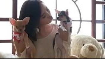หลุดคลิปดูภาพโป๊รูปโป๊ฟรี Thaiporn นางแบบคนนครสวรรค์หีสวย Lolita Cheng ถ่ายภาพนิ่งแหกหีกับน้องหมาพันธุ์ชิวาวา ช่วงท้ายเจอหมาดมหีเด็ดเวอร์