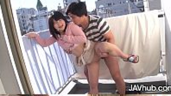 หนังโป๊ะAVญี่ปุ่น18+ แฟนเงี่ยนชวนเมียไปยืนเย็ดตรงระเบียง จับดูดนมแหย่หีแล้วยืนเย็ดโชว์ให้คนในคอนโดดู jav hub เจ็บรูหีจนทนไม่ไหวครางเสียวลั่นเลย